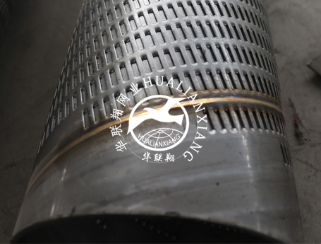 材质：不锈钢304、304L、316L、310S等可按需定制。直径范围：50MM-300MM焊接工艺：焊管外护套焊缝分为螺旋焊缝和直焊缝2种形式。护套管孔型：可为桥式精密冲缝筛孔或为圆型孔（可定制）.